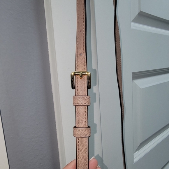 Michael Kors Crossbody Light Pink/Beige Bag with Zipper Closure and Gold Finish - Picture 5 of 8